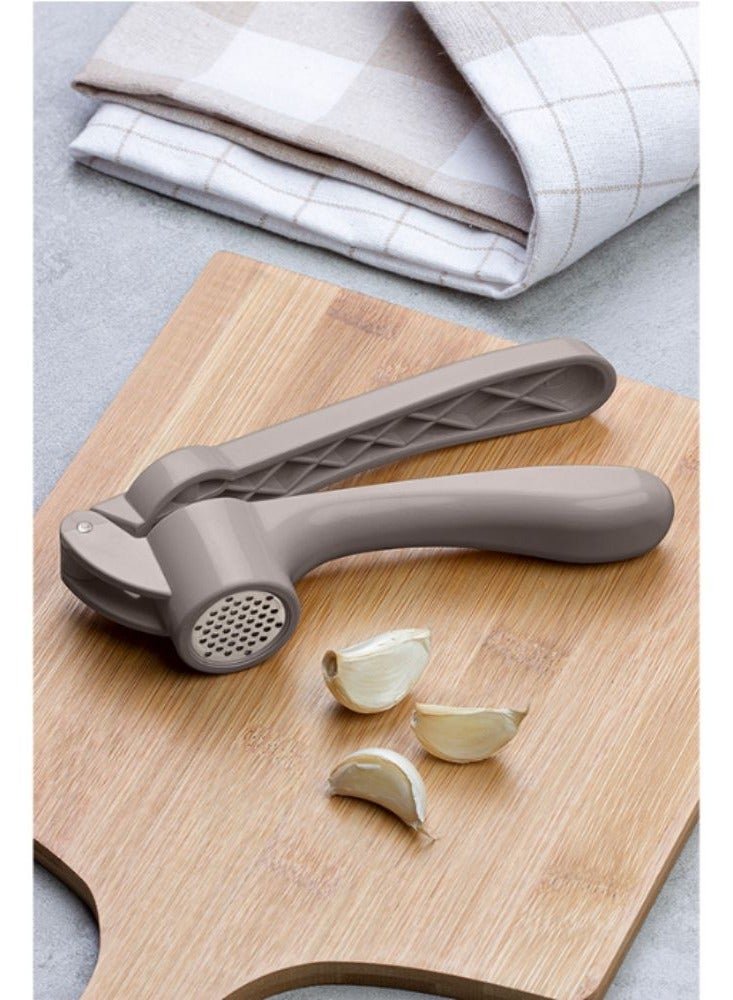 عصارة ثوم يدوية بلاستيكية بمقبض مريح، سهلة الضغط، مصممة هندسيًا للاستخدام في المطبخ، مصنوعة من بلاستيك متين وخالٍ من مادة BPA، سهلة التنظيف، أبعادها 16.5 × 3.5 × 4.5 سم، لونها بني. - Image 2