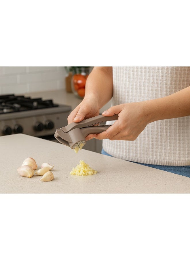 عصارة ثوم يدوية بلاستيكية بمقبض مريح، سهلة الضغط، مصممة هندسيًا للاستخدام في المطبخ، مصنوعة من بلاستيك متين وخالٍ من مادة BPA، سهلة التنظيف، أبعادها 16.5 × 3.5 × 4.5 سم، لونها بني. - Image 3