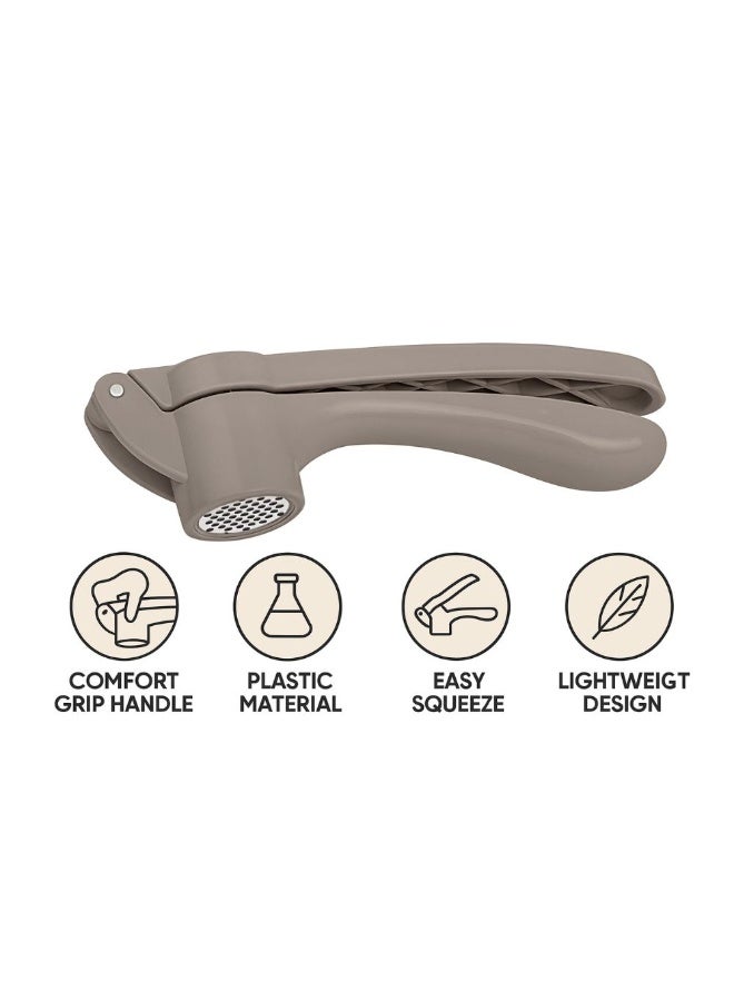 عصارة ثوم يدوية بلاستيكية بمقبض مريح، سهلة الضغط، مصممة هندسيًا للاستخدام في المطبخ، مصنوعة من بلاستيك متين وخالٍ من مادة BPA، سهلة التنظيف، أبعادها 16.5 × 3.5 × 4.5 سم، لونها بني. - Image 4