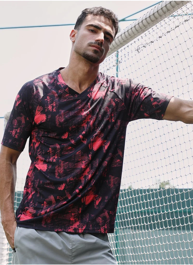 Campus Sutra Campus Sutra Men's Scarelet Red & Midnight Black Abstract-Imprint Activewear T-Shirt For Casual Wear | V-Neck | Short Sleeves | Jersey T-Shirt Crafted With Comfort Fit For Everyday Wear