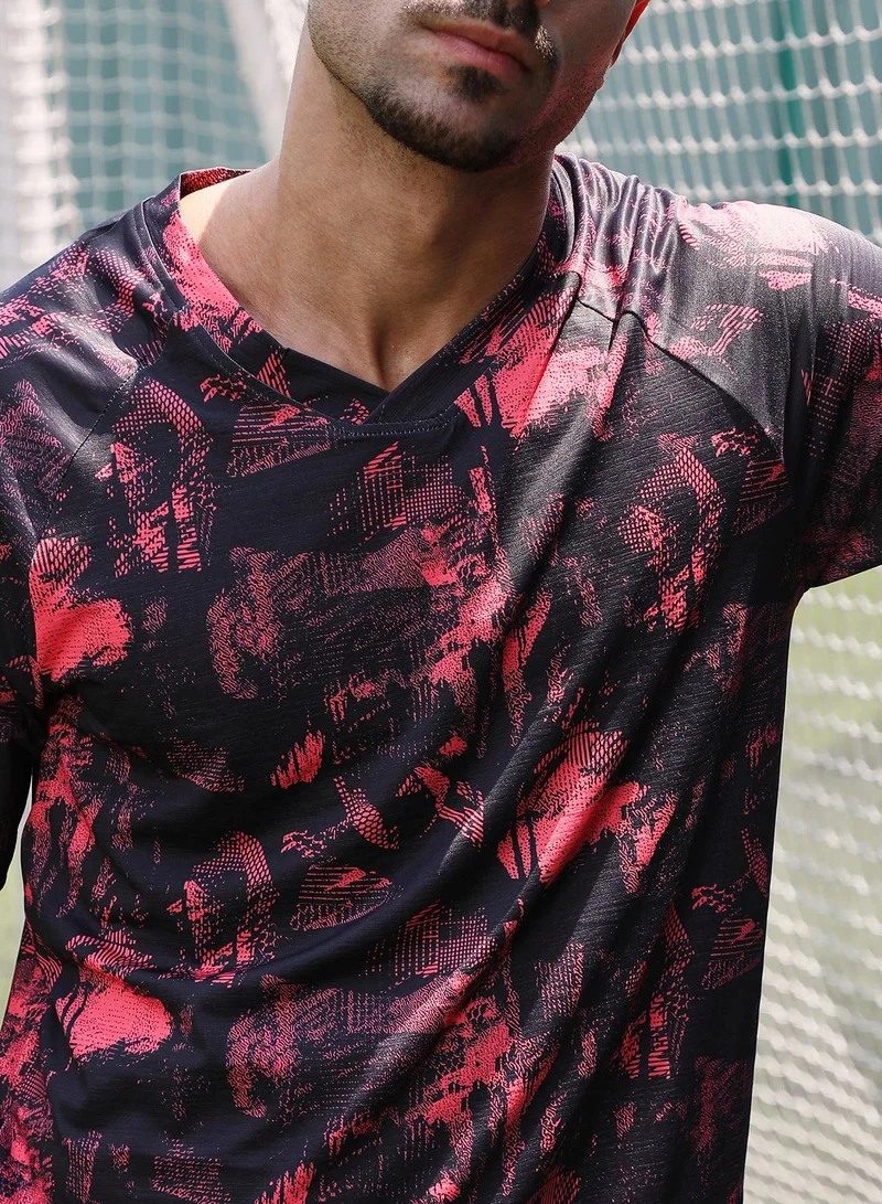 Campus Sutra Campus Sutra Men's Scarelet Red & Midnight Black Abstract-Imprint Activewear T-Shirt For Casual Wear | V-Neck | Short Sleeves | Jersey T-Shirt Crafted With Comfort Fit For Everyday Wear