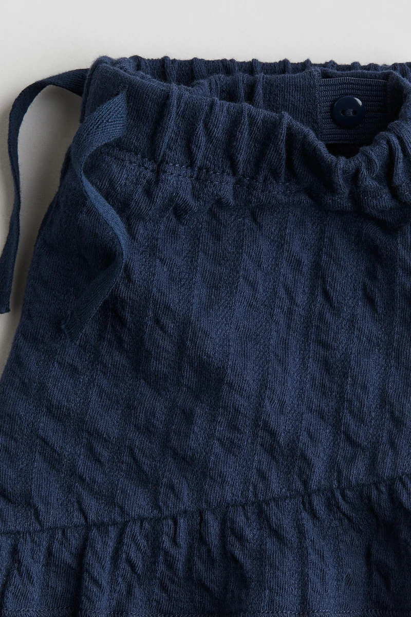 اتش اند ام شورت بحواف مكشكشه