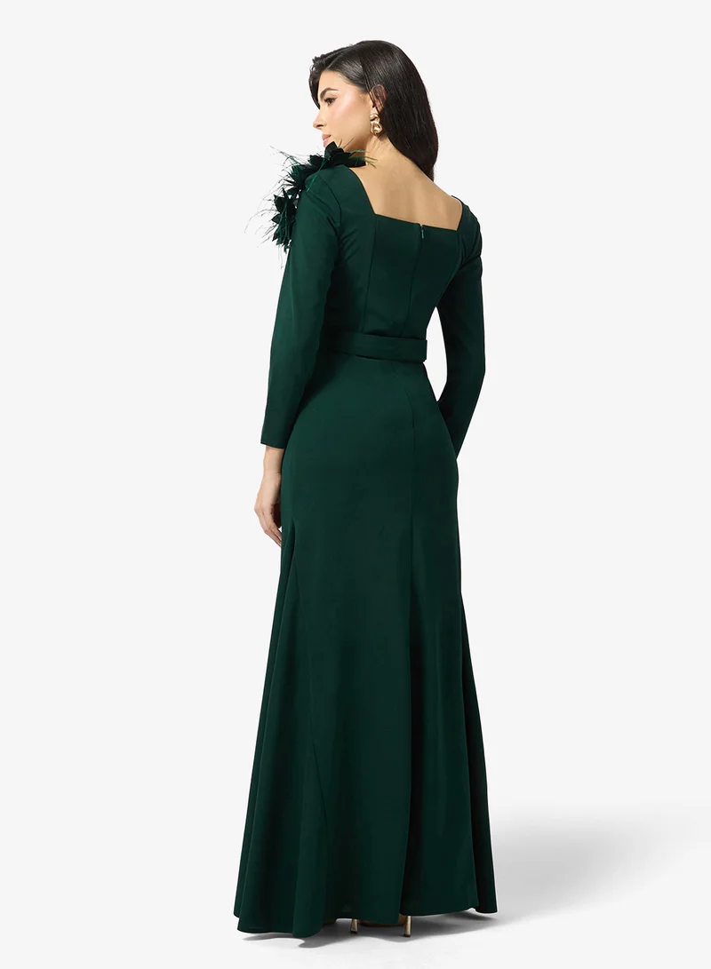 نمشي x فستان لامع بكتف غير متماثل وزهور ثلاثية الأبعاد