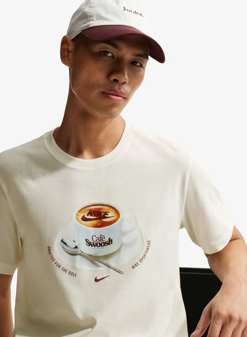 Nike SAIL Nsw Standard Café Swoosh Mug T-Shirt for Men | Best Price UAE