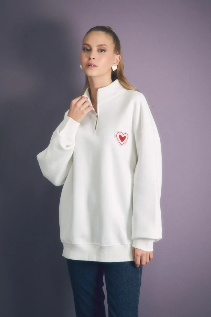فولامودا Heart Embroidered Stand Collar Oversize Sweatshirt