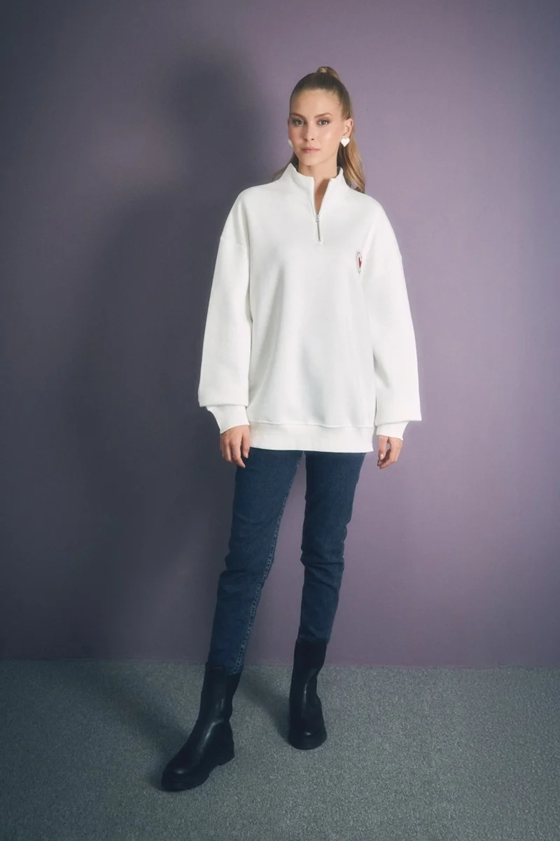 فولامودا Heart Embroidered Stand Collar Oversize Sweatshirt
