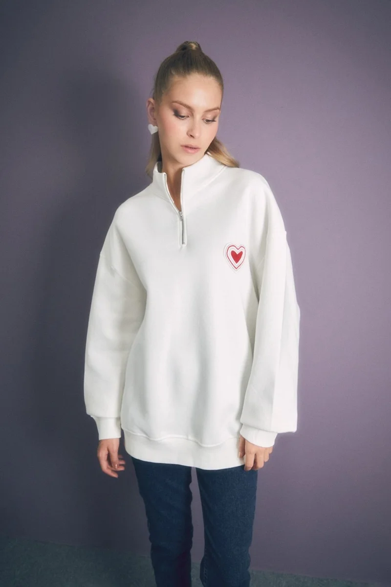 فولامودا Heart Embroidered Stand Collar Oversize Sweatshirt