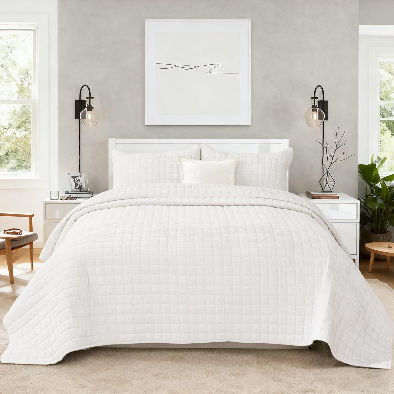 COCOPLOCEUS Quilt Set Oversized King Size 120x128 Luxurious Velvet Bedding Sets with 2 Pillow Shams 20x36 3 Pieces Ultra Soft Quilted Bedspread Coverlet Comforter for All SeasonCream White