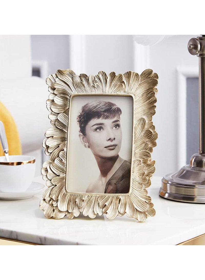 عام إطار صور ذهبي مزخرف بريش عتيق، مناسب لعرض الصور على الطاولة أو تعليقها على الحائط. مثالي لديكور المنزل، معرض الصور، والأعمال الفنية. - Image 2