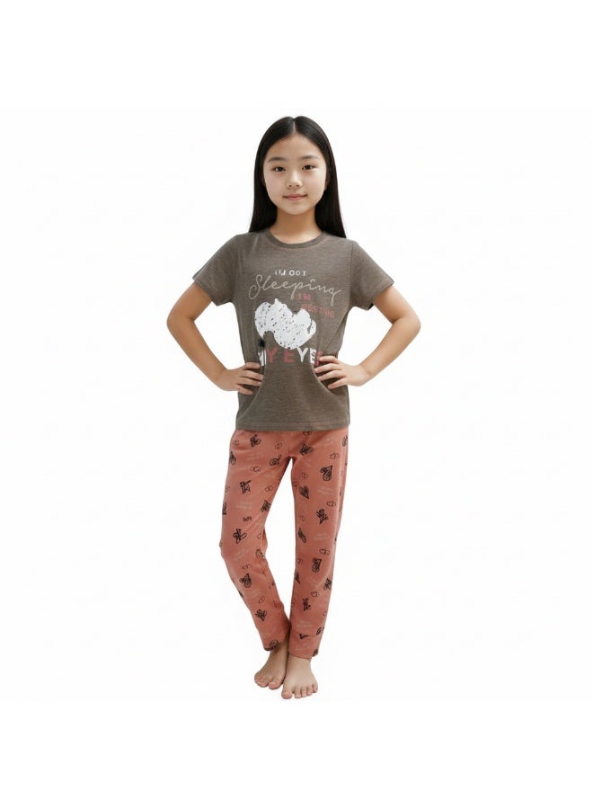 جوانا طقم بيجاما بناتي بطبعة لست نائمة أنا أريح عيني، قميص بأكمام قصيرة وبنطال طويل، زهري فاتح - Image 3