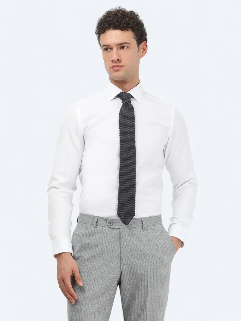 كيب قميص أبيض سادة بقصة ضيقة من مزيج القطن الكلاسيكي