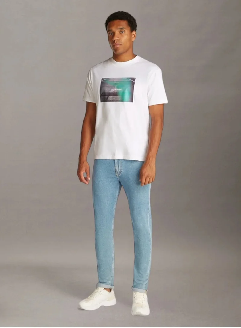 كالفن كلاين جينز تيشرت بقصة مريحة مزين بطبعة رسومات