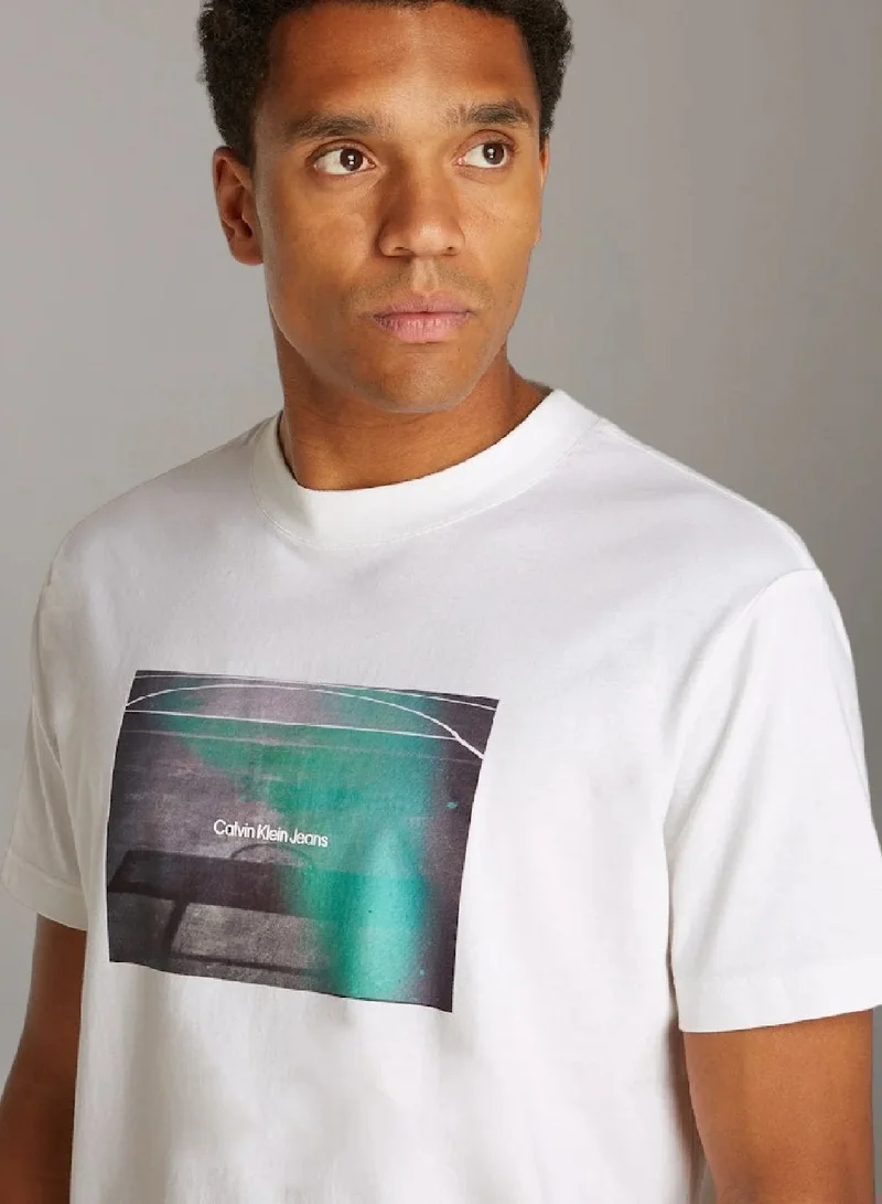 كالفن كلاين جينز تيشرت بقصة مريحة مزين بطبعة رسومات