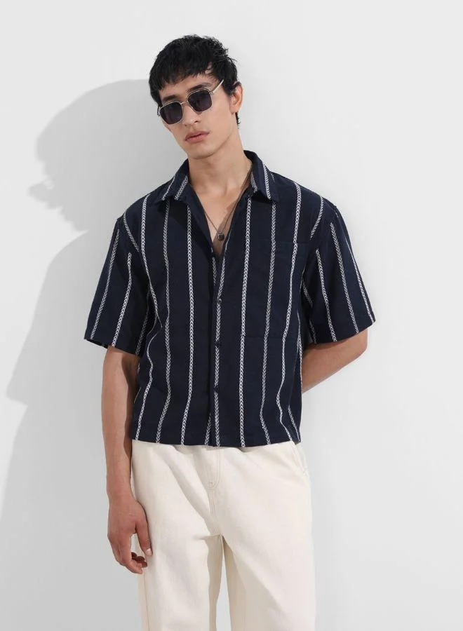 شركة المرآب الهندية Men Boxy Fit Textured Cutaway Collar Half Sleeves Shirt