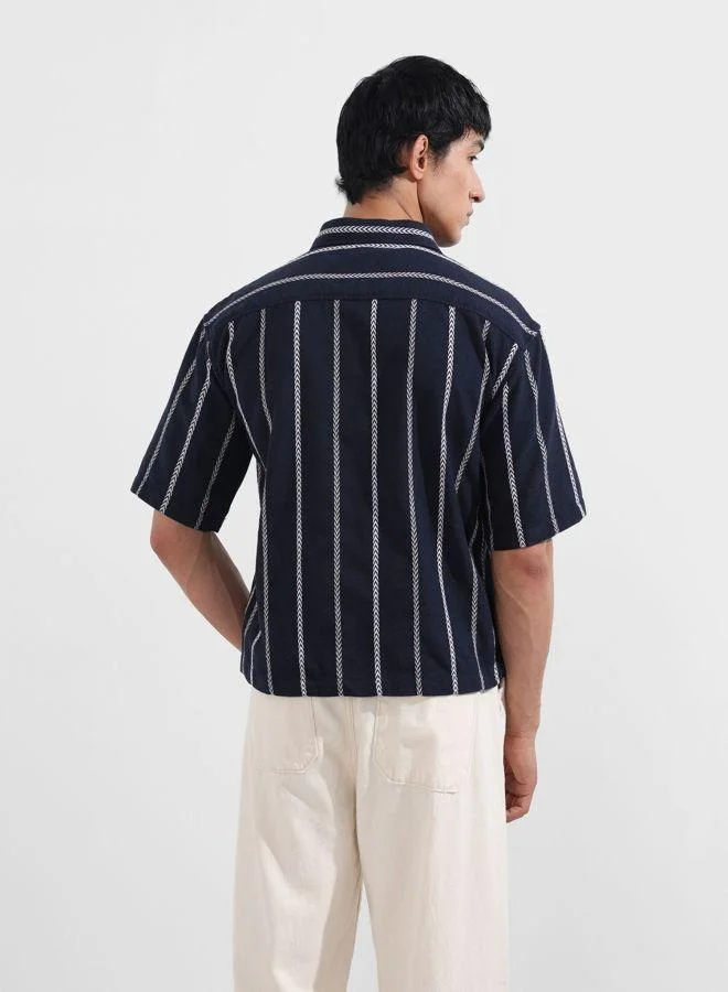 شركة المرآب الهندية Men Boxy Fit Textured Cutaway Collar Half Sleeves Shirt