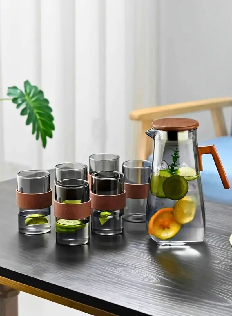 1Chase Borosilicate Glass Water Jug Set – 1400ml Smoky Grey Pitcher with Walnut Handle &amp; Lid + 6pcs 220ml Glass Cups, Heat-Resistant Drinkware for Water, Juice &amp; Beverages