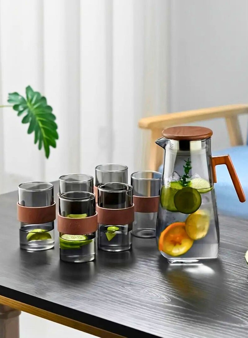 1Chase Borosilicate Glass Water Jug Set – 1400ml Smoky Grey Pitcher with Walnut Handle & Lid + 6pcs 220ml Glass Cups, Heat-Resistant Drinkware for Water, Juice & Beverages - Image 1