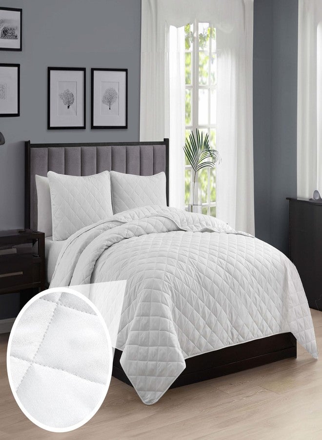 كاثي هوم طقم لحاف أساسي من الألياف الدقيقة بنمط ماسي من 3 قطع من كاثاي هوم، مناسب لجميع الفصول، أبيض، مقاس توين/توين إكس إل - Image 1