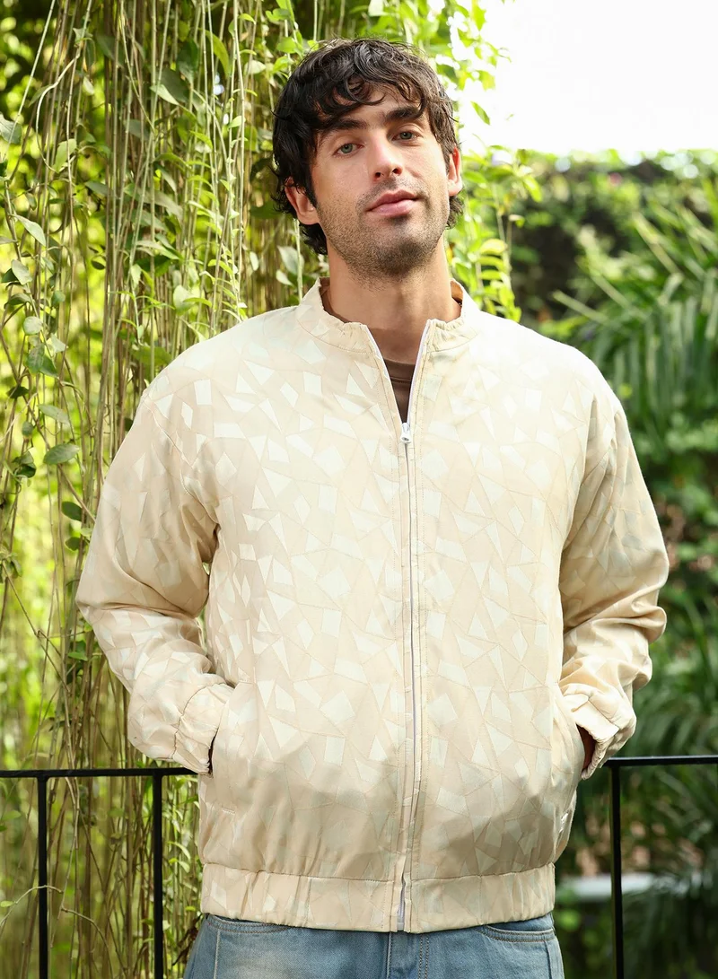 كامبوس سوترا جاكيت بومبر رجالي بنقش فسيفسائي جاكاردي بياقة ماندراين وأكمام طويلة بأساور مطاطية وسحاب وحافة مستقيمة مطاطية بنقش هندسي جاكاردي من نسيج منسوج للاستخدام اليومي والكاجوال بلون أبيض كريمي