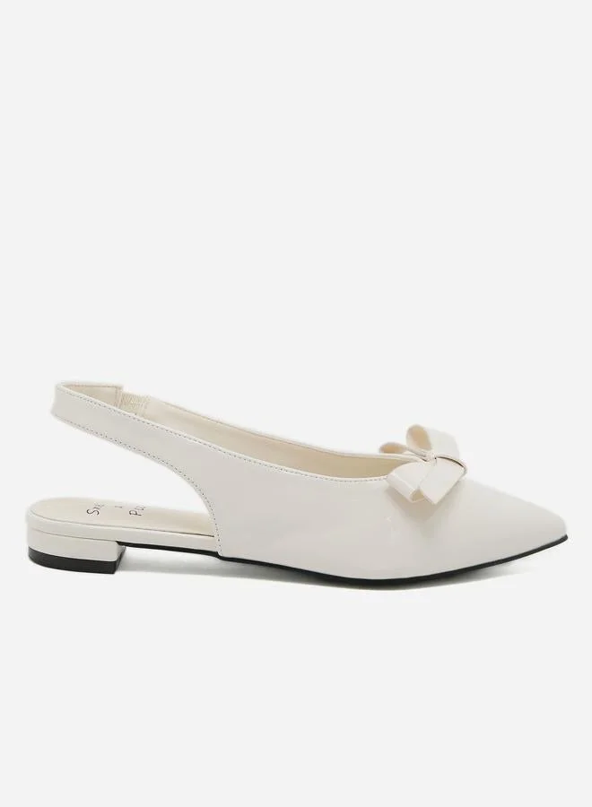 سنيك ايه بيك حذاء بكعب خلفي ومقدمة مدببة مع ربطة