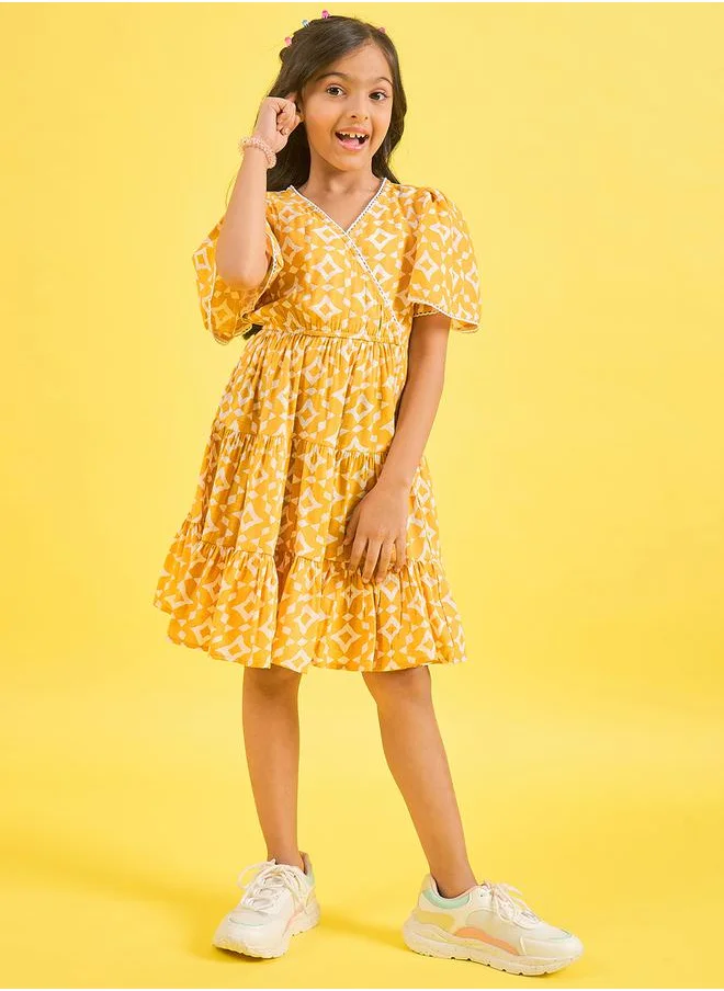 ستايلو بج Geometric Print V Neck Tiered Dress by Styli