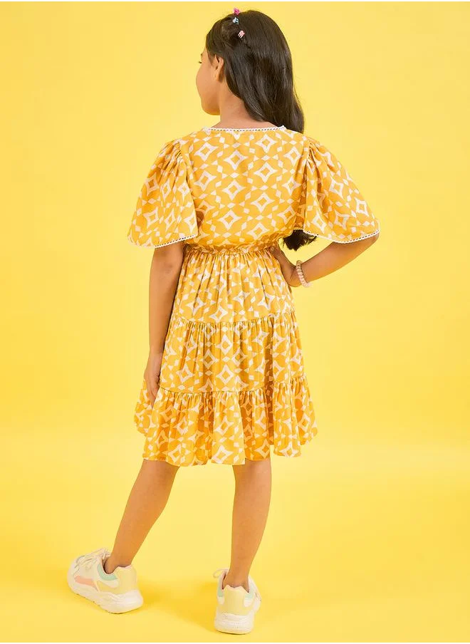 ستايلو بج Geometric Print V Neck Tiered Dress by Styli