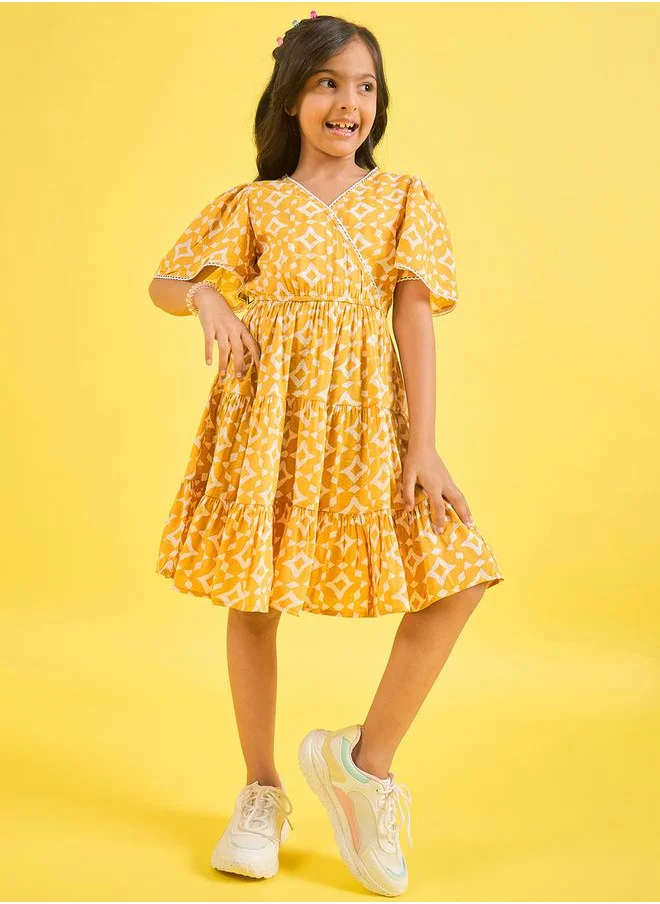 ستايلو بج Geometric Print V Neck Tiered Dress by Styli