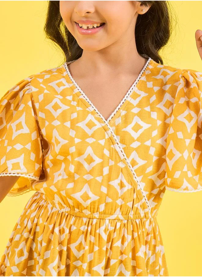 ستايلو بج Geometric Print V Neck Tiered Dress by Styli