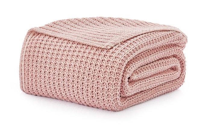 LUNA KNIT BLANKET THROW COTTON CHUNKY SOFT THROW FOR COUCH OR BED COZY WARM WAFFLE GIFTABLE LIGHTWEIGHT BLANKET FOR LIVING ROOM BEDROOM OR DORM MACHINE WASHABLE 50INCH X 70INCH QUARTZ PINK