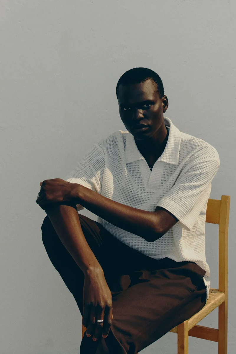 اتش اند ام تي-شيرت بولو بنمط وافل وقصّة فضفاضة