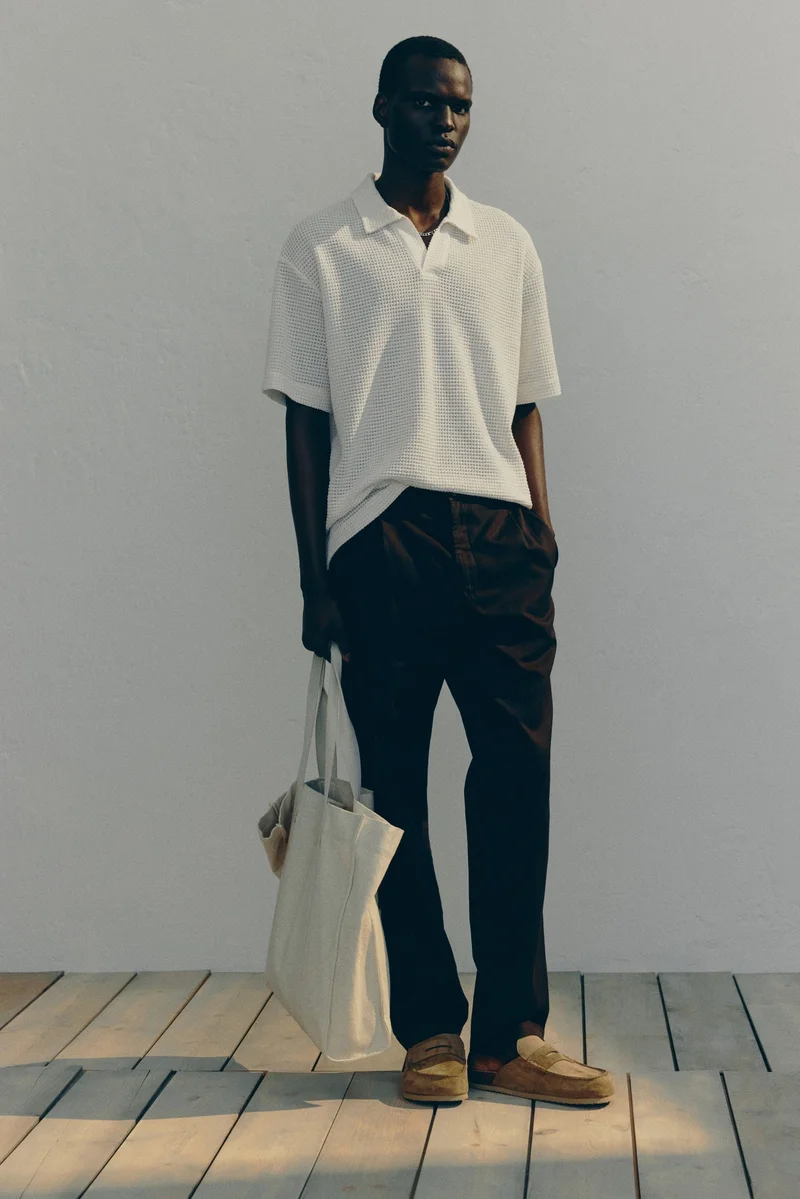 اتش اند ام تي-شيرت بولو بنمط وافل وقصّة فضفاضة