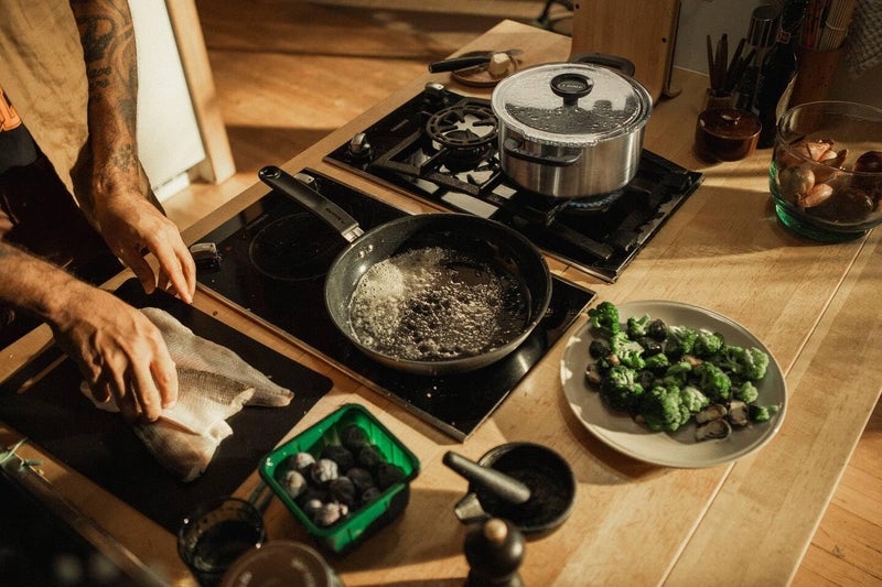 Fiskars Functional Form Frying Pan 26 cm BlackSilver - Image 4