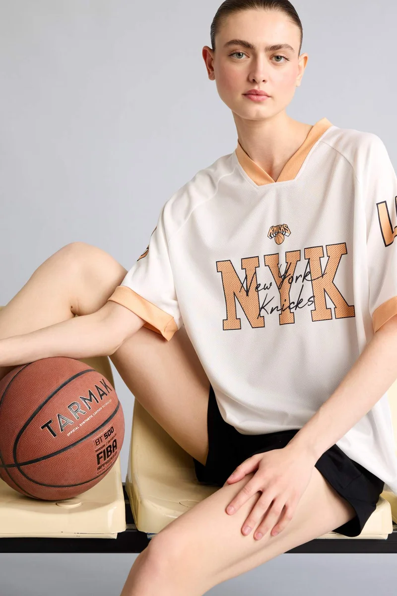 ديفاكتو NBA New York Knicks Licensed Oversize Fit Tulle Short Sleeve T-Shirt
