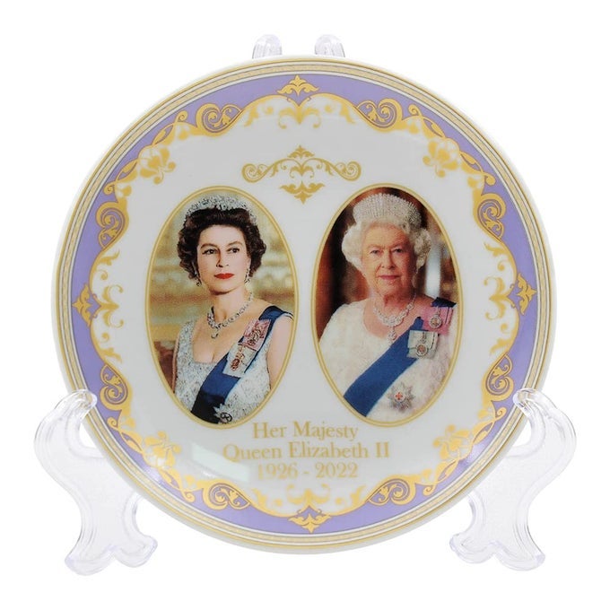 HER MAJESTY QUEEN ELIZABETH II COMMEMORATIVE PLATE WITH STAND SOUVENIR MEMORABILIA12CM WHITE DIAMETER 12CM
