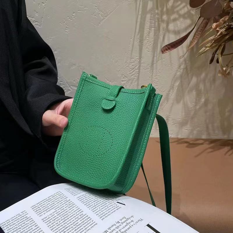 حقيبة موبايل صغيرة من جلد البقر بحبة الليتشي من إيفلين، حقيبة كتف عابرة للجنسين فائقة النعومة - Image 1