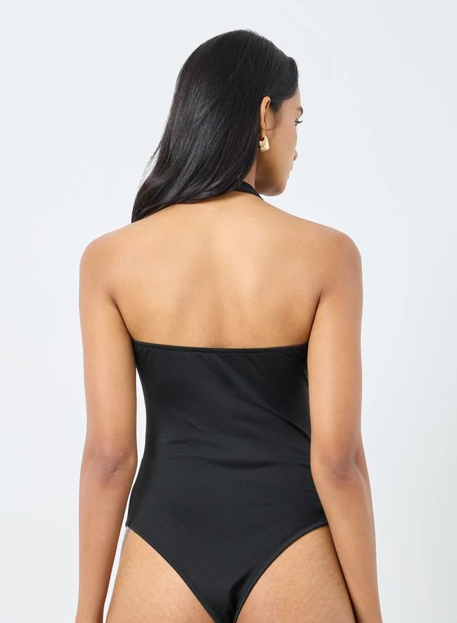 تايك تو بودي سوت سادة بياقة هولتر