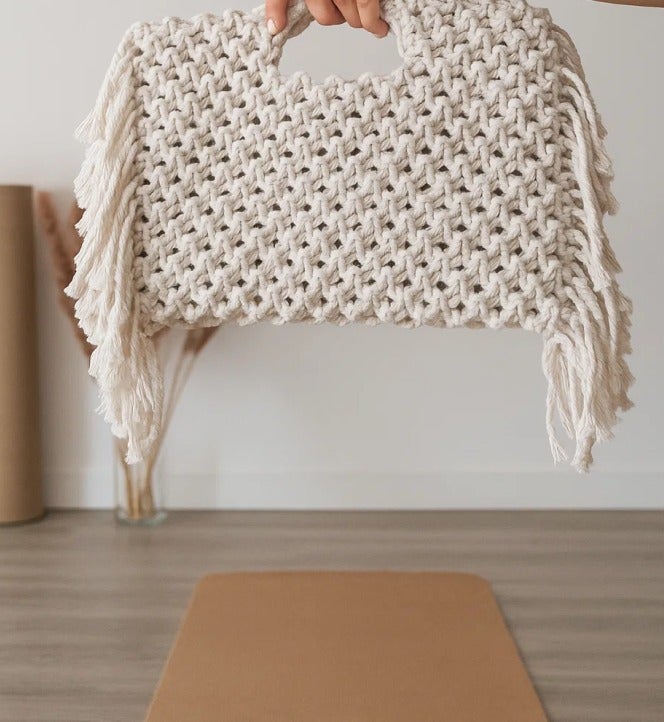 HMK CRAFTS A modern bohemian-style macrame bag. - Image 2