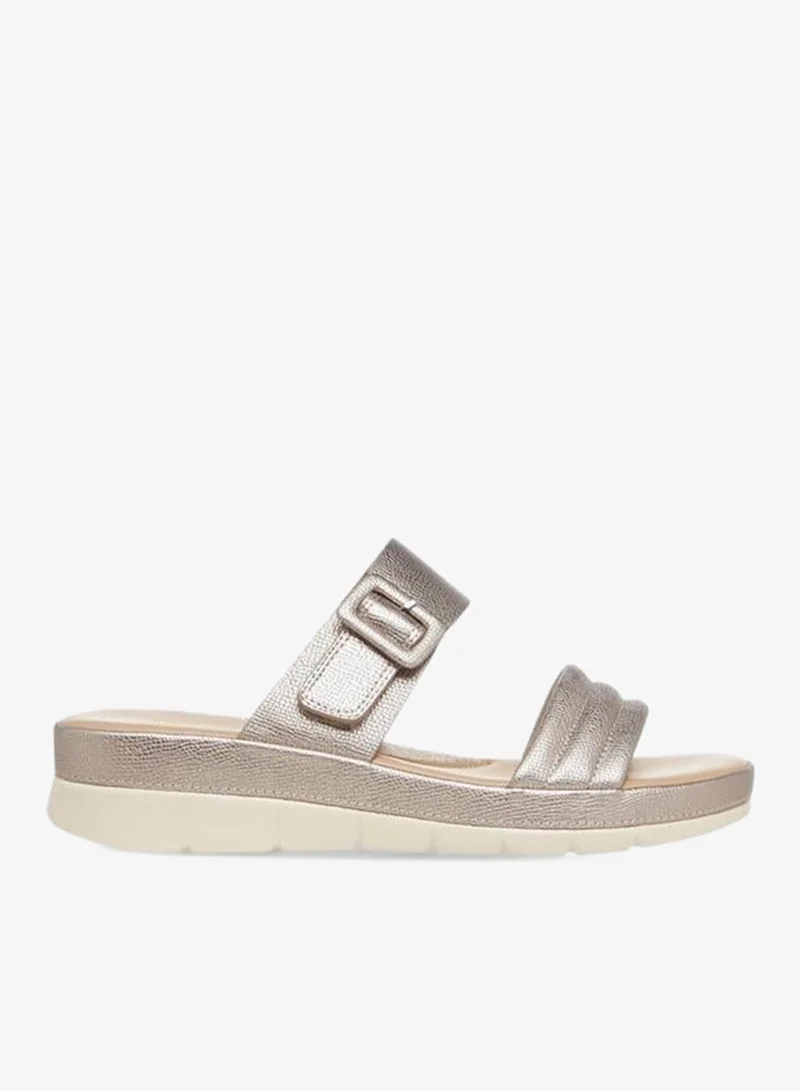 لو كونفورت صنادل نسائية بتفاصيل إبزيم