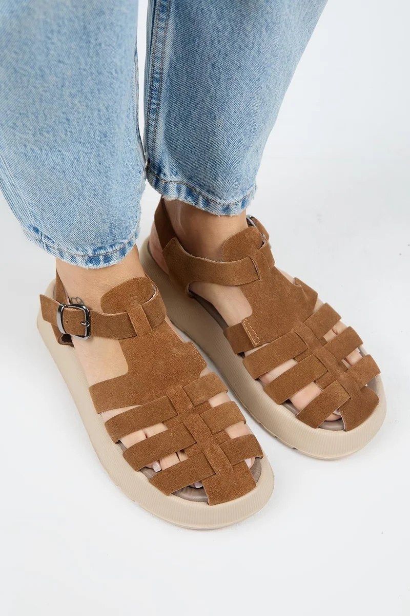 مانجيرو صندل نسائي من الجلد الطبيعي من مانييرو روزا، لون بني داكن