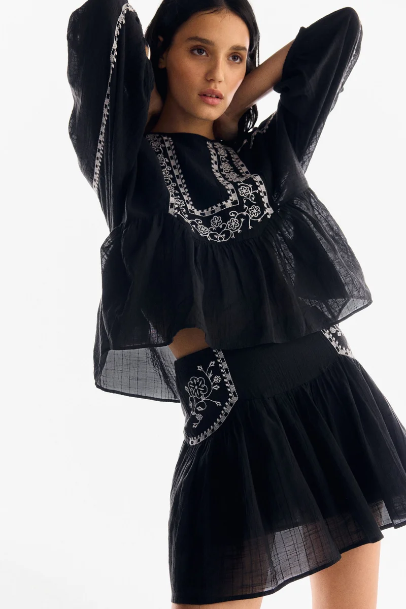 اتش اند ام بلوزة مطرزة