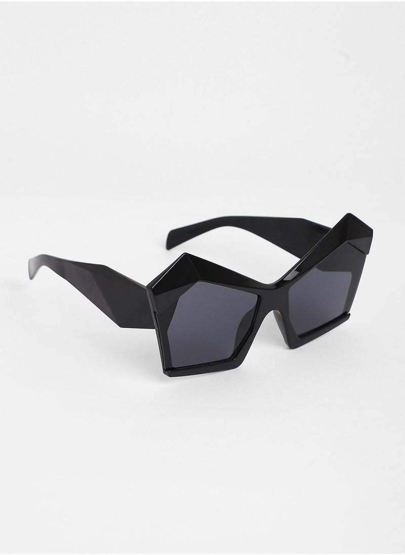 The Blade Geometric Sunglasses - Onyx Black - pzsku/Z1C3E8B6AE18FE31E7959Z/45/_/1741336998/14e17757-d381-4f07-ae78-93acf8d3bbbc