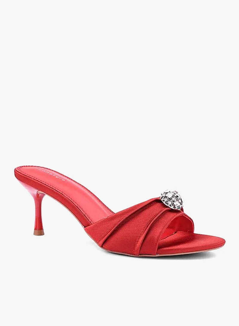 أيقون صنادل بكعب مزينة بأشرطة