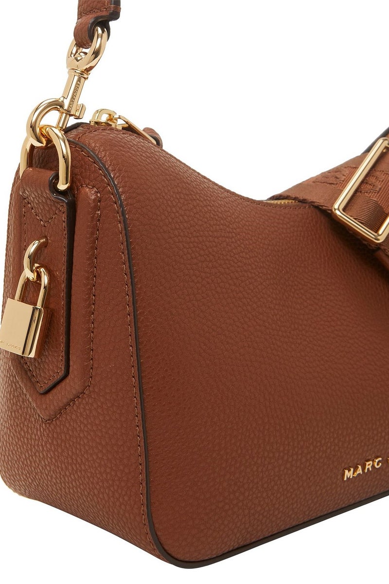 مارك جاكوبس بيوتي مارك جاكوبس حقيبة كتف صغيرة من مارك جاكوبس دريفتر بني - Image 4