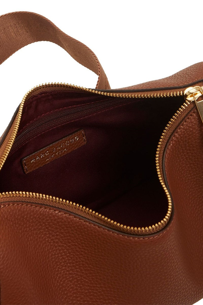 مارك جاكوبس بيوتي مارك جاكوبس حقيبة كتف صغيرة من مارك جاكوبس دريفتر بني - Image 5