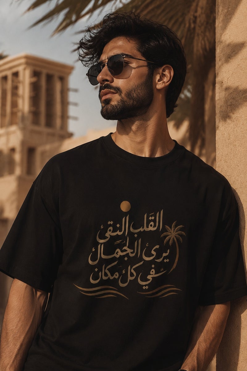 تي شيرت رجالي أسود بطبعة خط عربي أنيق تصميم كاجوال عصري بأكمام قصيرة وياقة دائرية - Image 1
