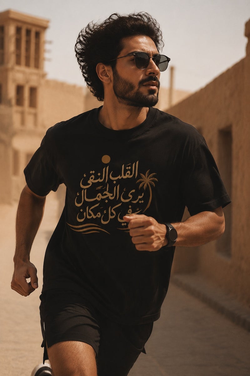 تي شيرت رجالي أسود بطبعة خط عربي أنيق تصميم كاجوال عصري بأكمام قصيرة وياقة دائرية - Image 3