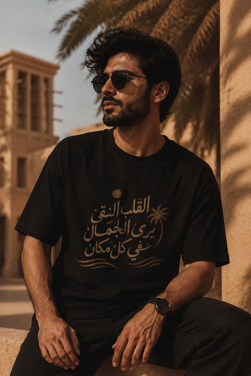 تي شيرت رجالي أسود بطبعة خط عربي أنيق تصميم كاجوال عصري بأكمام قصيرة وياقة دائرية - Image 4