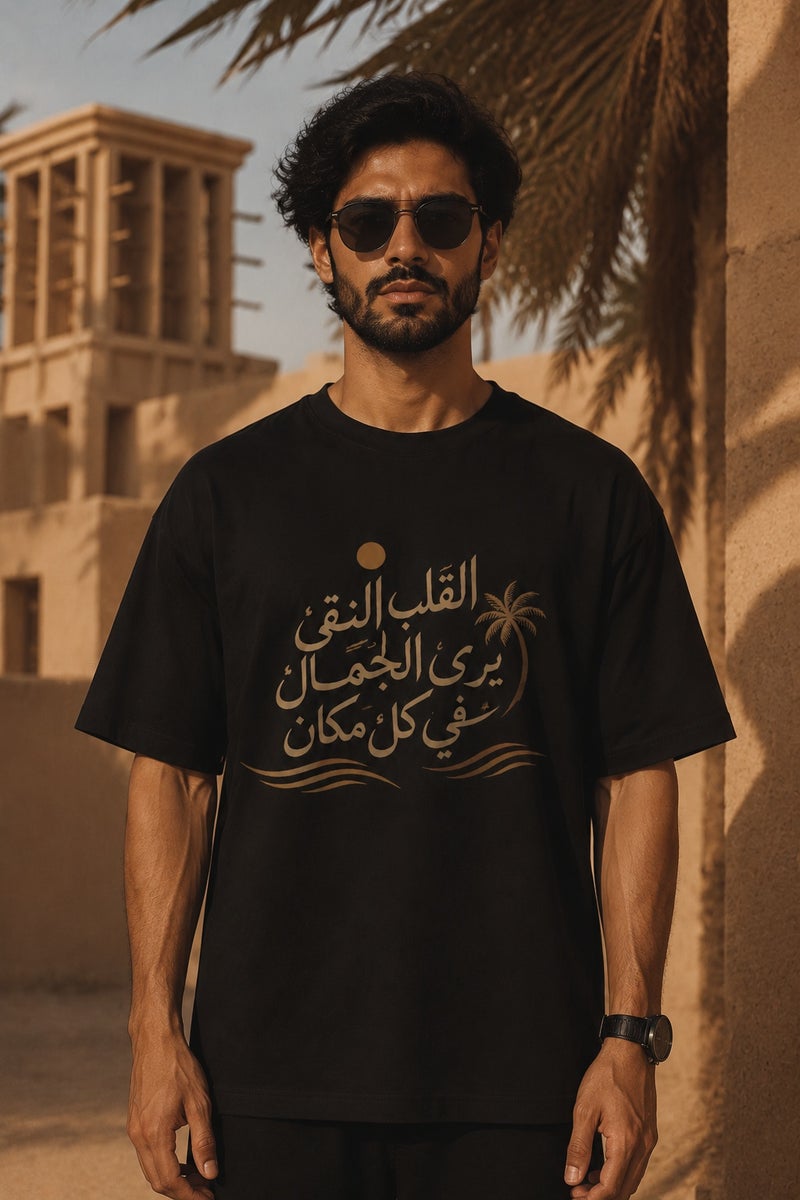 تي شيرت رجالي أسود بطبعة خط عربي أنيق تصميم كاجوال عصري بأكمام قصيرة وياقة دائرية - Image 2