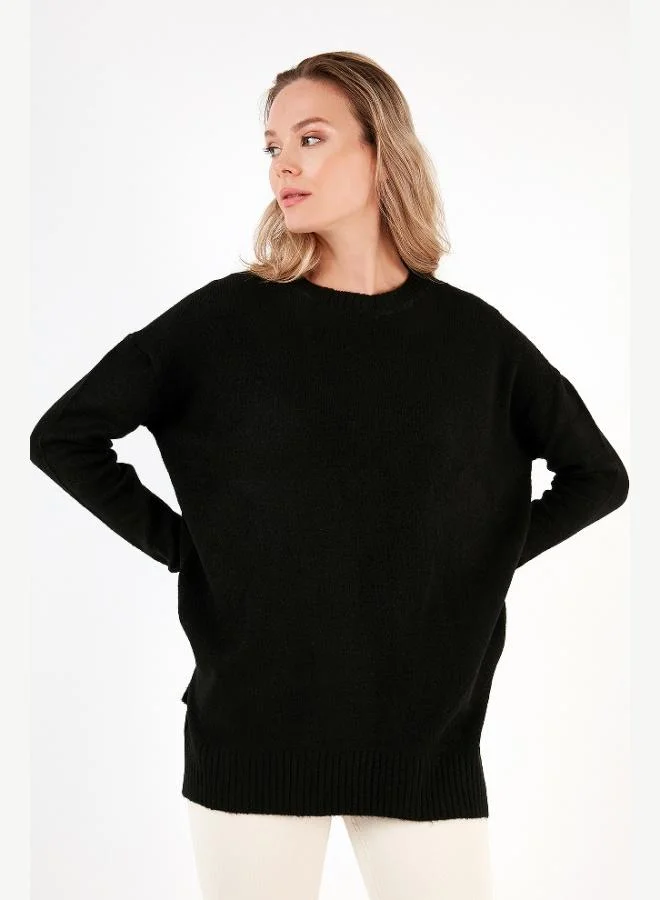 ليلا كنزة نسائية بياقة دائرية وفتحة جانبية من ليلى