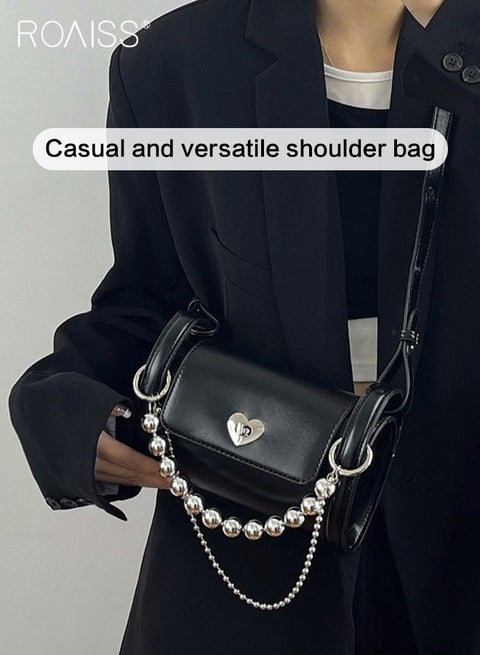 Y2K نمط بو الجلود حقيبة يد اسطوانية للنساء يوميا التنقل سلسلة معدنية مزينة الإبط حقيبة قابل للتعديل حزام الكتف حقيبة كروسبودي صغيرة